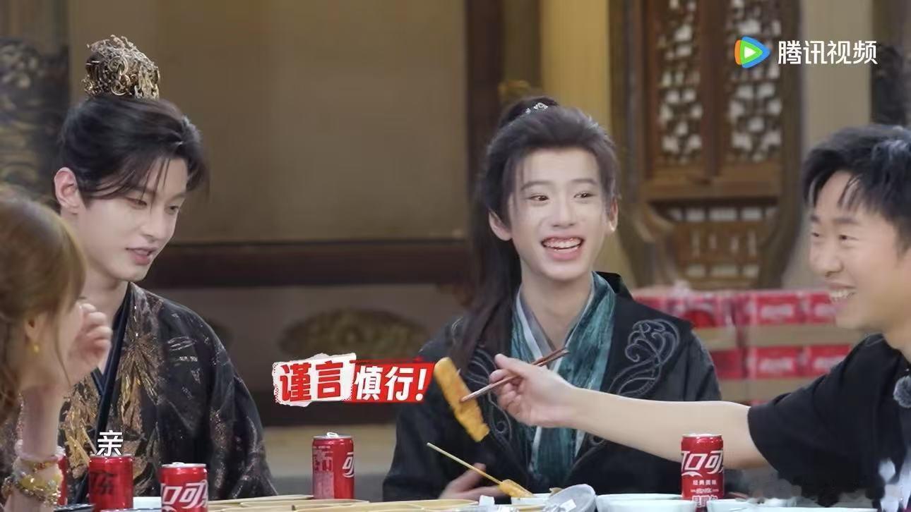 何与给林子烨整红温了 救命！林子烨脸红得像熟透的苹果，何与还在旁边“煽风点火”，