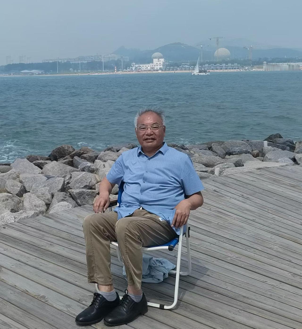中国散文学会副会长高振（图1）：日初先照，文气升紫烟；40年岁月如诗，文友风骨依