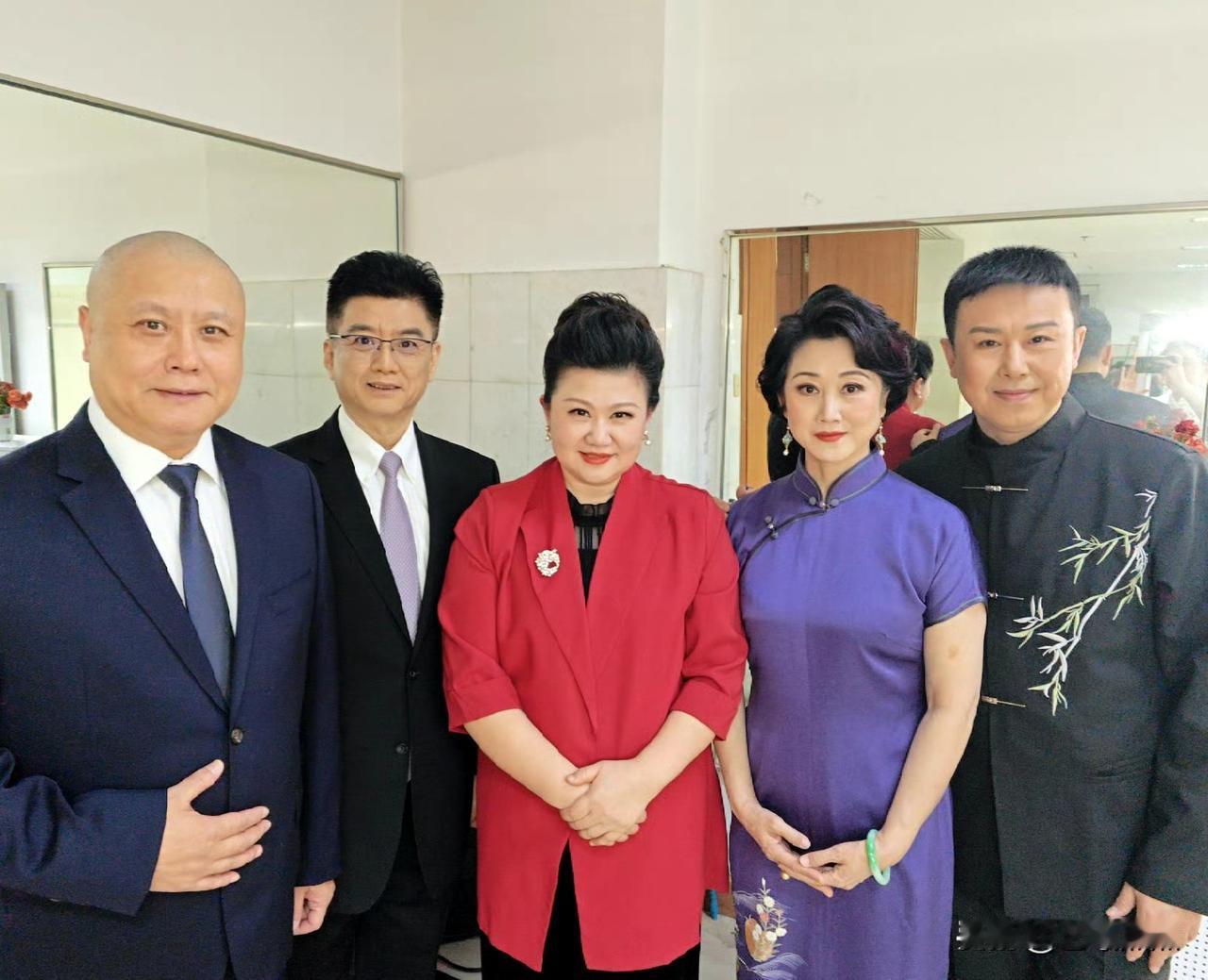 京剧名家们合影，就算是杜镇杰老师站在了后面，还是第一眼看见了他。
您第一眼看见哪