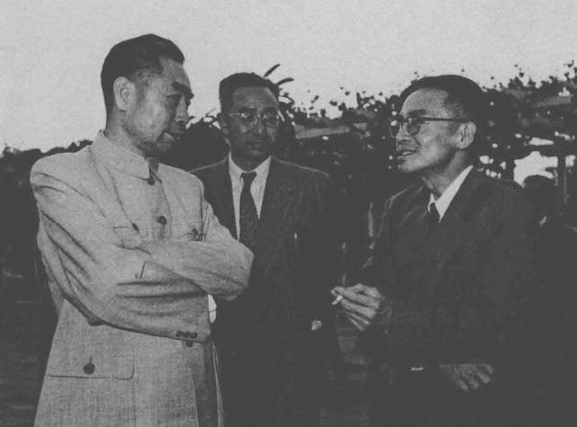 周恩来同梁思成(右)、孟昭英(中)在一起