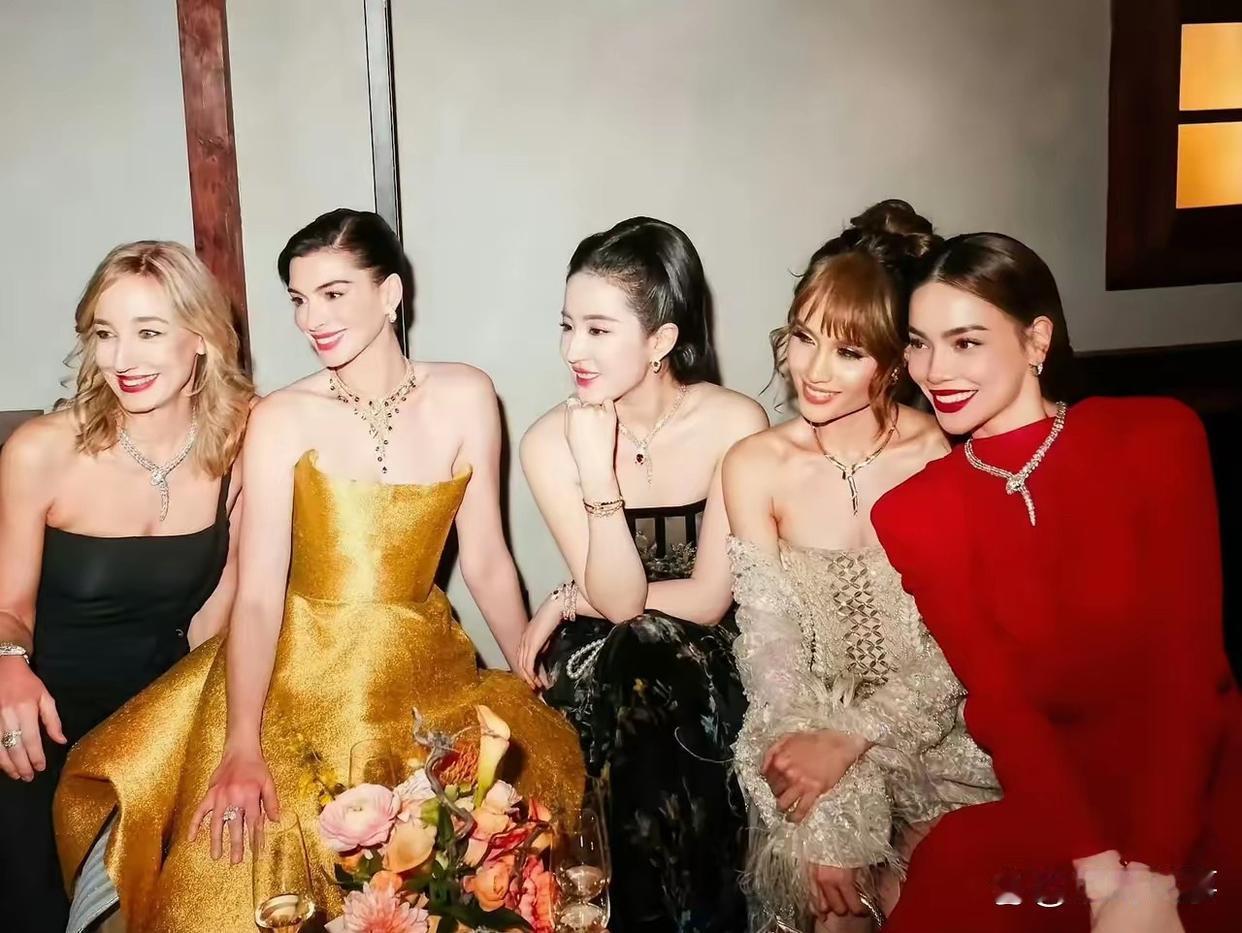 不是我说，不管刘亦菲和谁合影，都没输过！ 