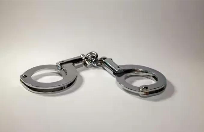 湖南资兴，54岁男子电话通知48岁情人，欲与其发生关系。结果在电话中，听到了另一