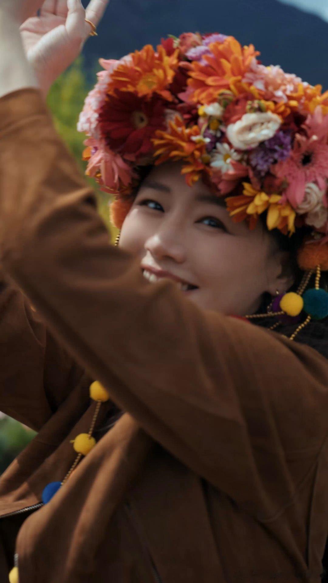 马思纯戴了非遗簪花马思纯簪花跳舞 云南的风都偏爱她，起舞那一刻美到心颤 