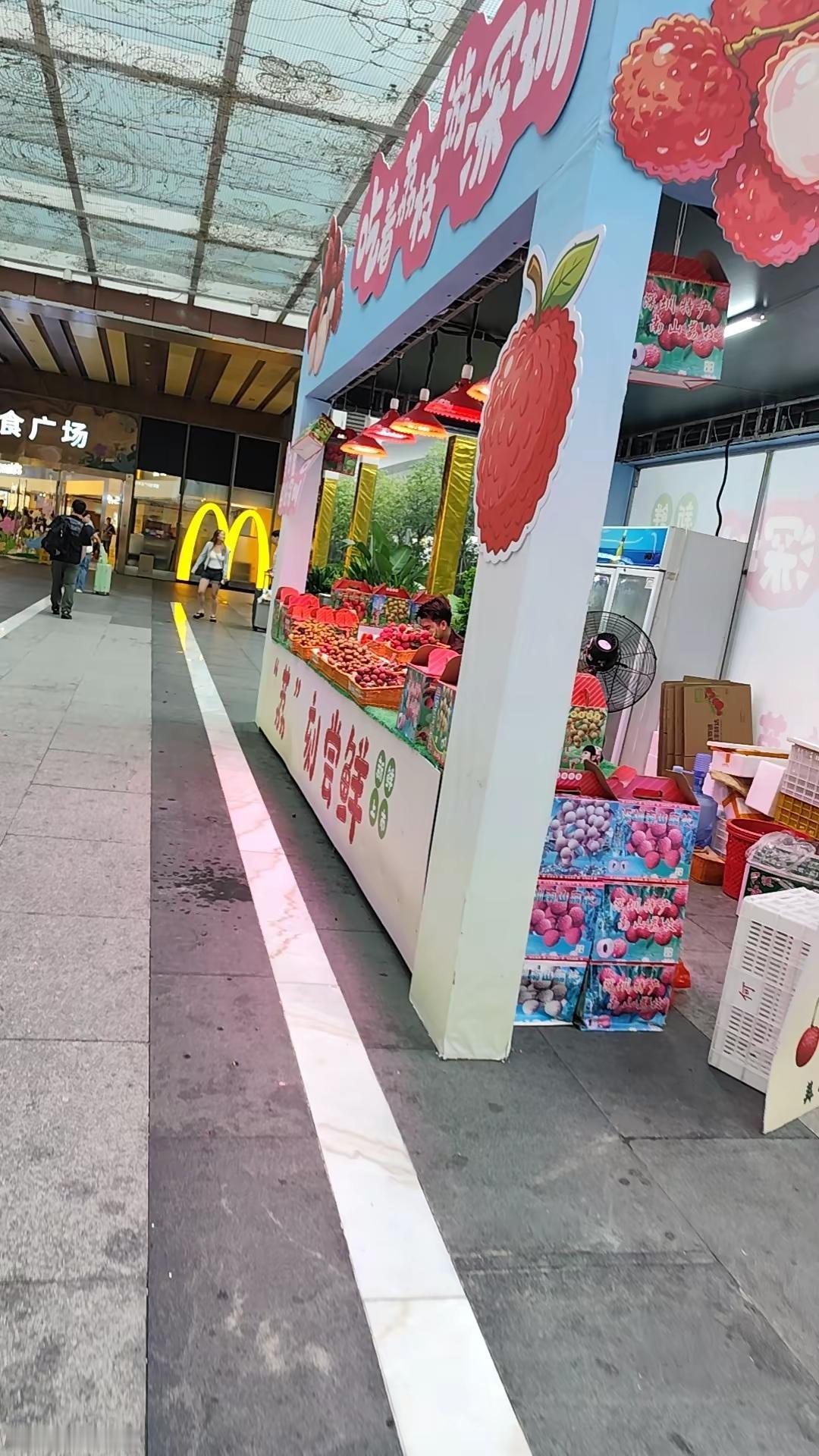 现在的人是进步了还是奢侈了。买点水果都要问，哪里的？你们去哪里进货，进货渠道是哪