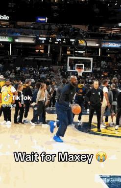 NBA有趣花絮：老赛前热身赛大风灌篮脱手尴尬不进！马克西引俊不禁嘟着个小嘴憋笑。