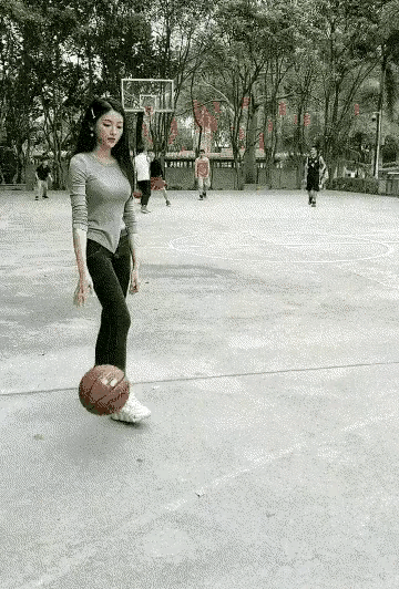 有一说一，
这小姐姐的运球能力还是很可以的。