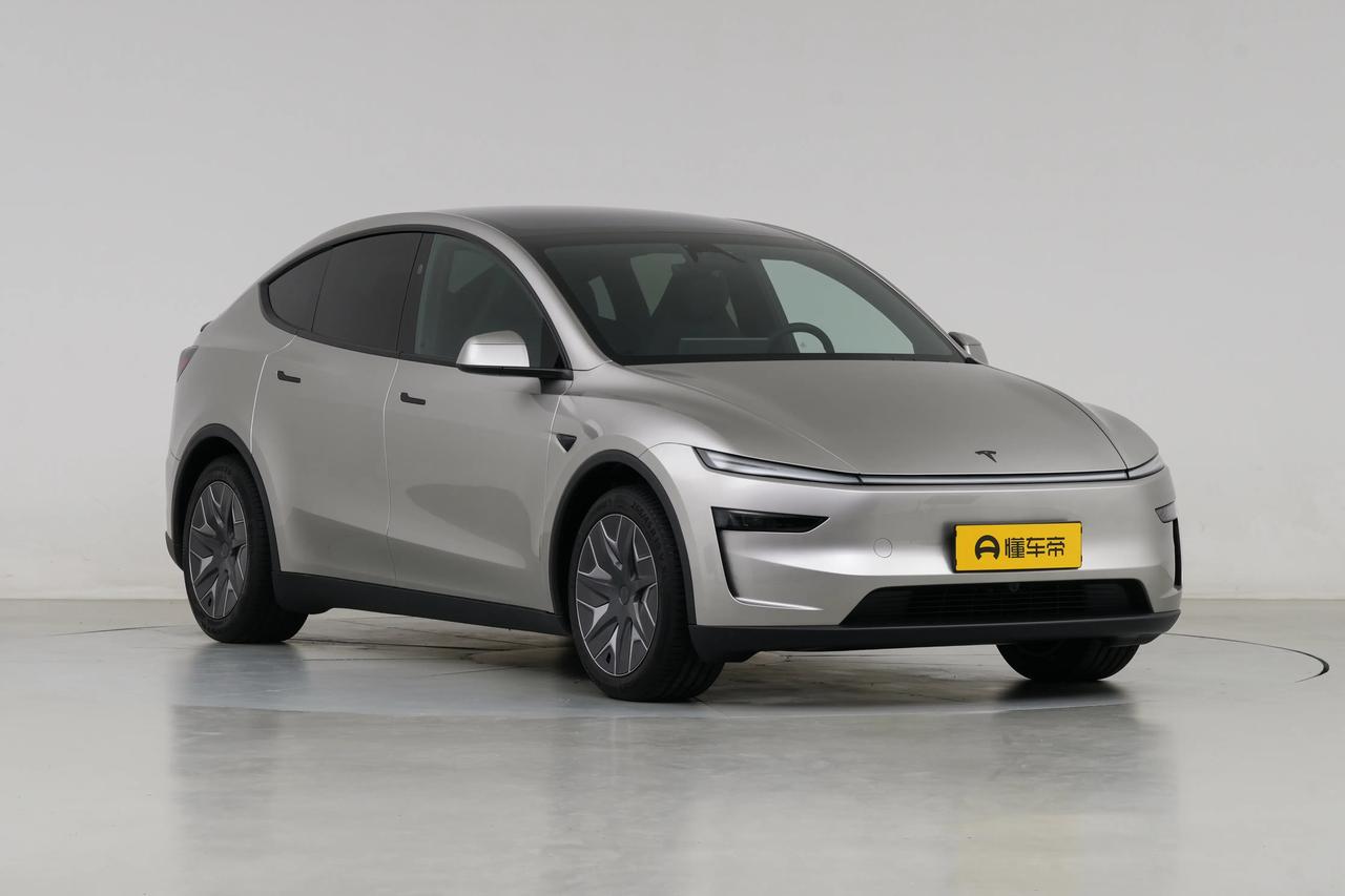 特斯拉Model Y L正式上市了，卖33.9万。价格还可以吧。但我是真受不了，