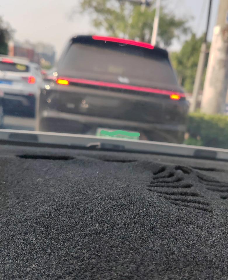 新能源尾灯是为了外观吗？太小也不好看啊，把尾灯弄这么小，生怕别人看清楚，但是不安