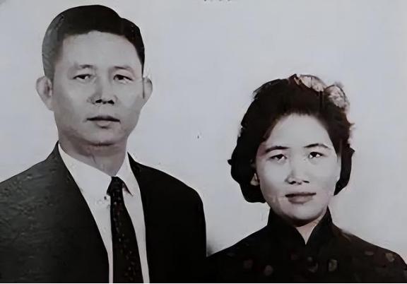 2008年，富商王永庆离世，子女在清点遗产的时候，意外发现父亲在瑞士银行有400
