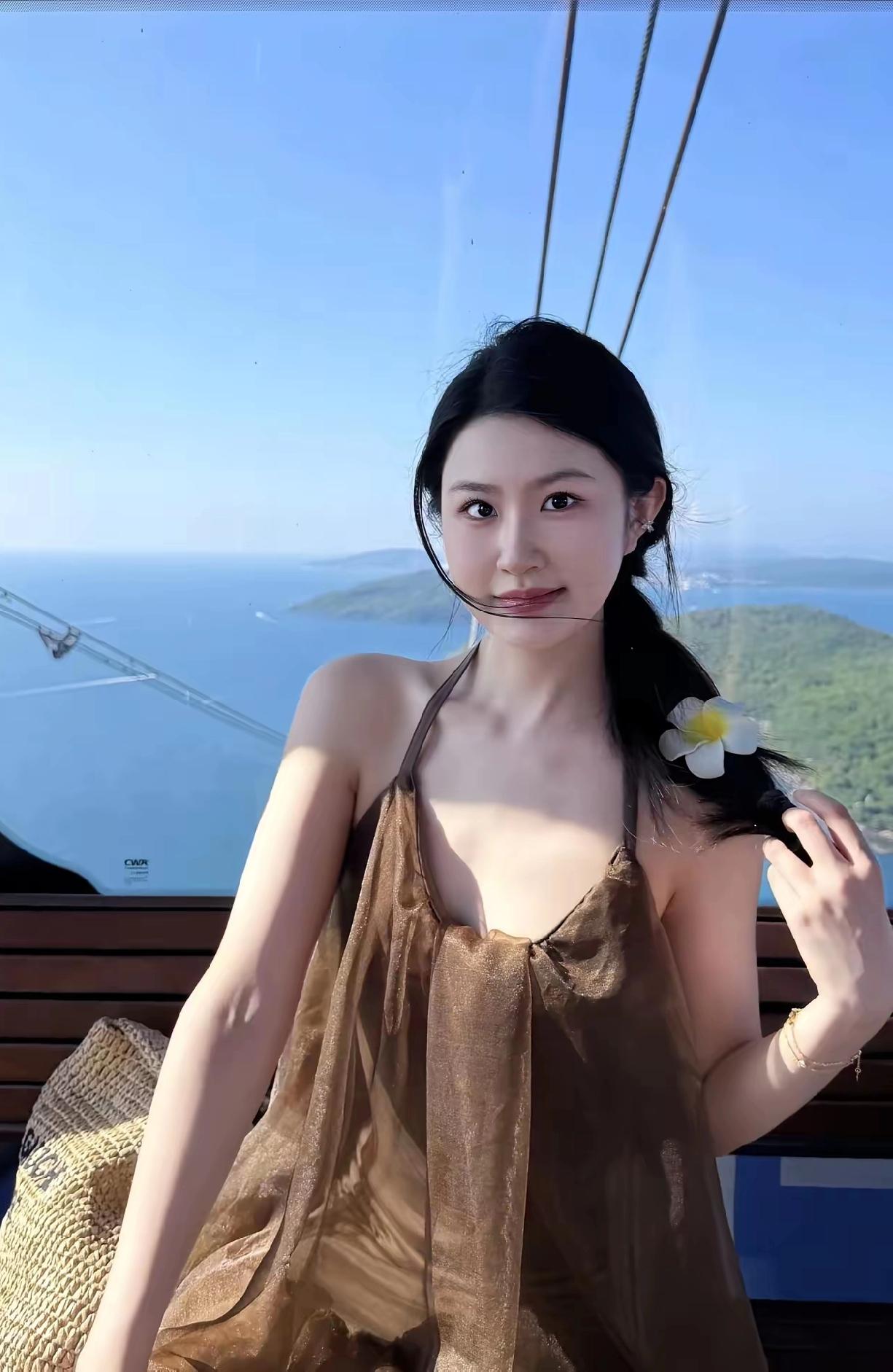 海风吻过发梢，阳光洒落肩头。缆车掠过蔚蓝海岸，这一刻，我把自己还给了自由。