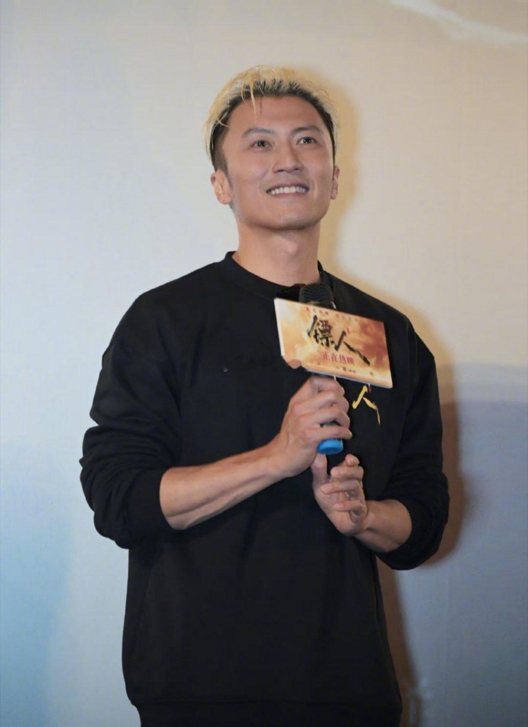 谢霆锋被粉丝调戏到红温《镖人》路演欢乐不停！谢霆锋被粉丝热情撩到脸红，话筒当剑互