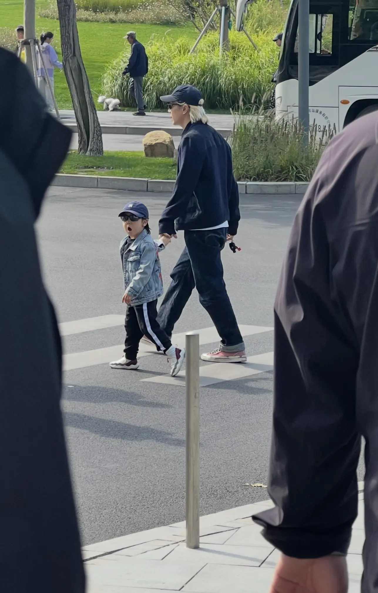 李承铉带儿子在阿那亚园区玩被偶遇。父子俩都好酷呀