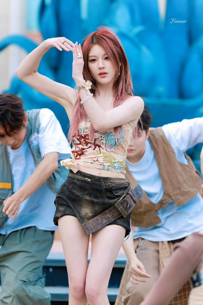 赵露思音乐节直拍 救命！赵露思红发音乐节彩排直拍美出新高度！甜辣风氛围感拉满，活