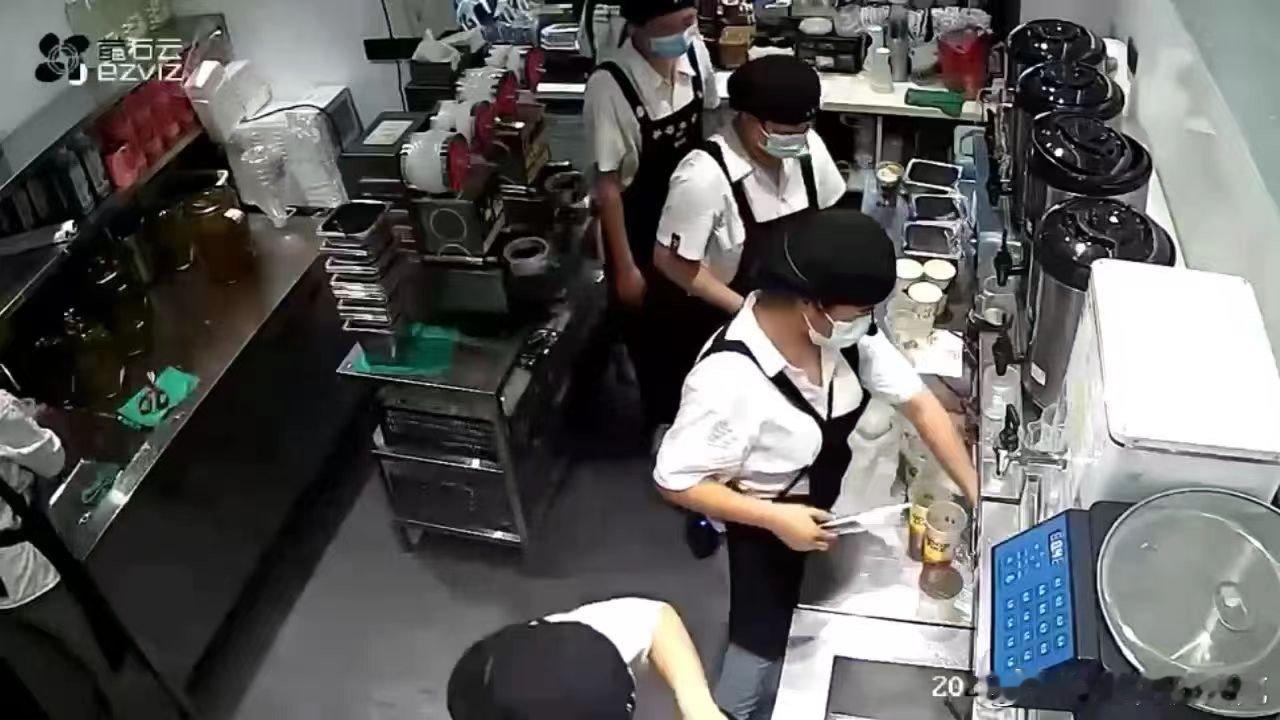 #古茗监控视频曝光# 看到这个情况的时候，我们也觉得挺惊讶的呢，但是我觉得这个事