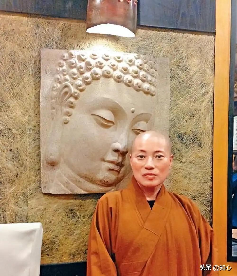 白天披袈裟当住持，晚上脱僧袍开豪车回4000万别墅，身边还养着男人。这位“黑丝师