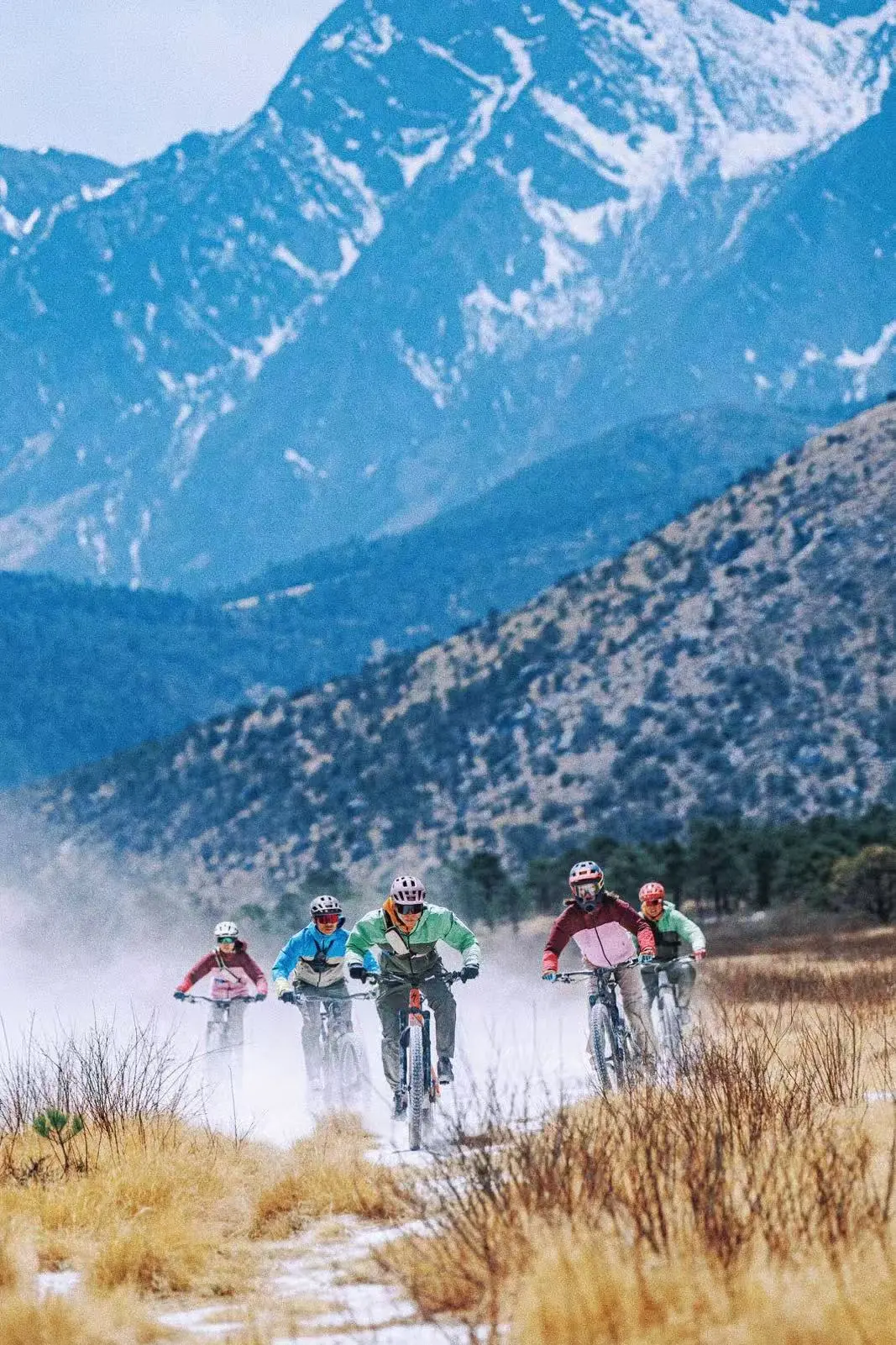 穿越玉龙雪山的MTB彩色精灵