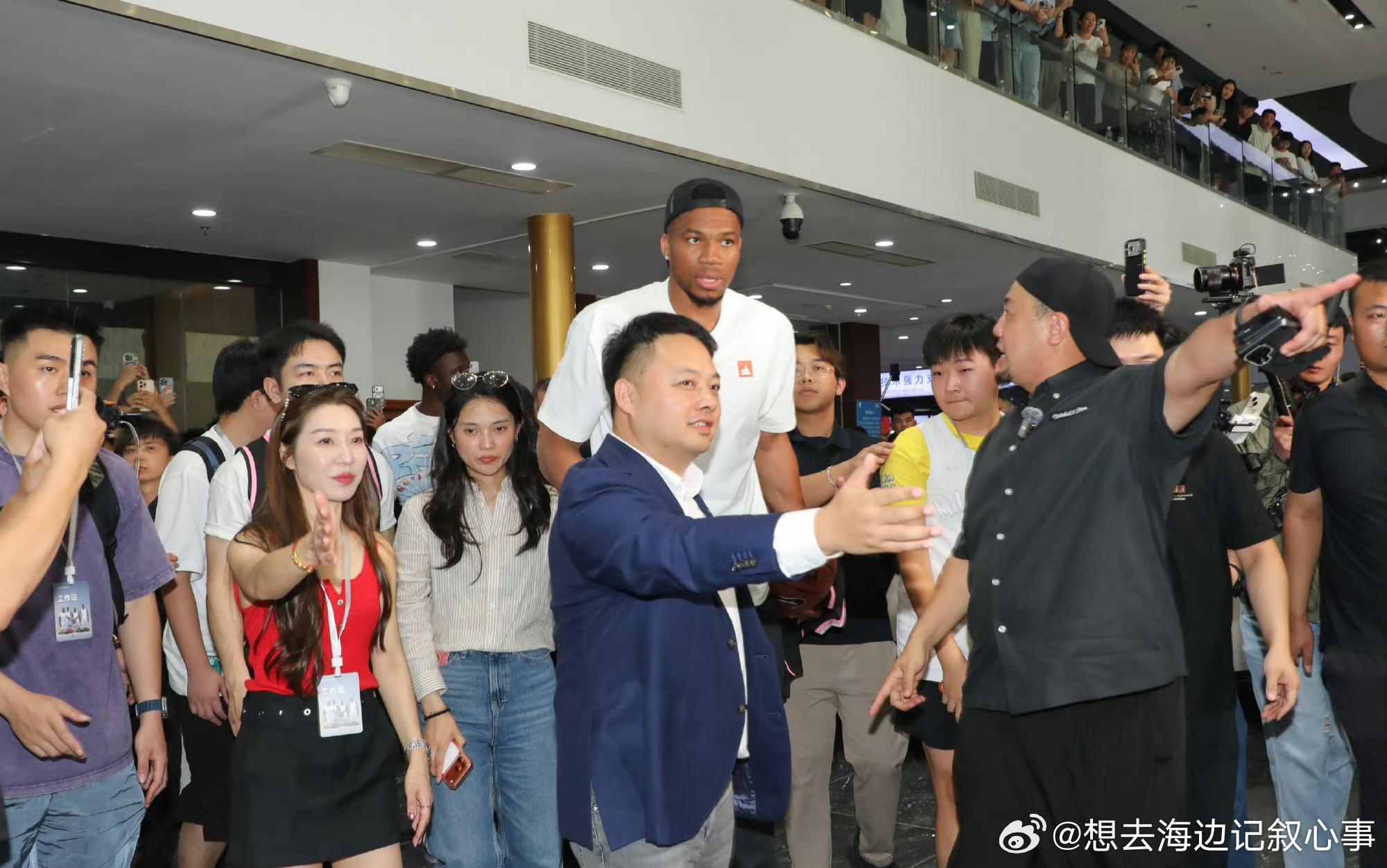 全网热议的国货联名！字母哥履职奇瑞汽车首席体验官，亲临线下4S店开启探店之旅。全