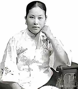 那把枪的右侧，有一道被锉刀磨平的旧编号。这不是枪械出厂时的瑕疵，是施剑翘亲手抹去