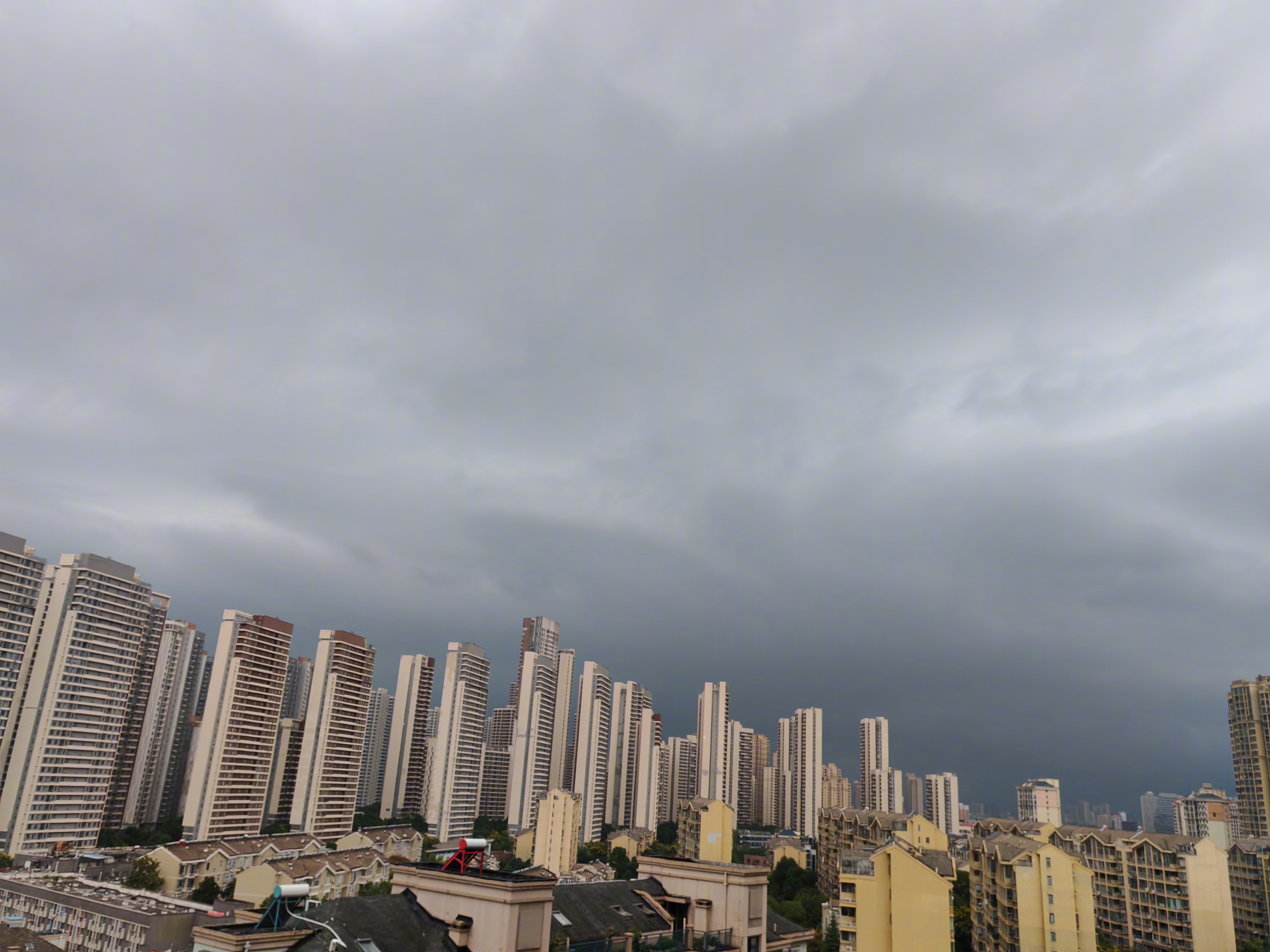【当心！#合肥发布强对流和暴雨预警信号#】9月14日午后，合肥市气象部门连续发布