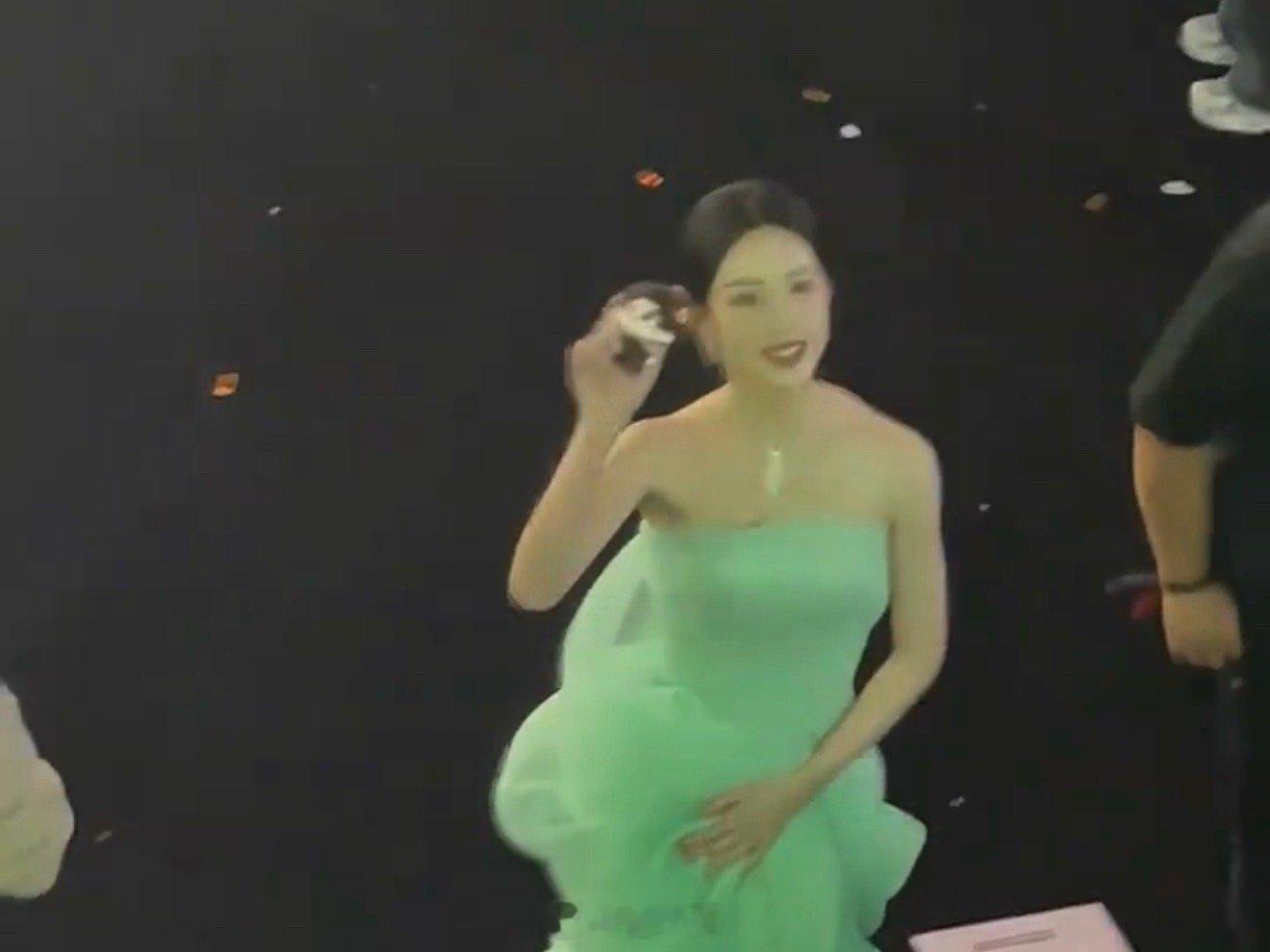 陈都灵用粉丝的娃娃饭撒陈都灵在星光大赏离场的时候，居然看到了粉丝投送的庄寒雁娃娃