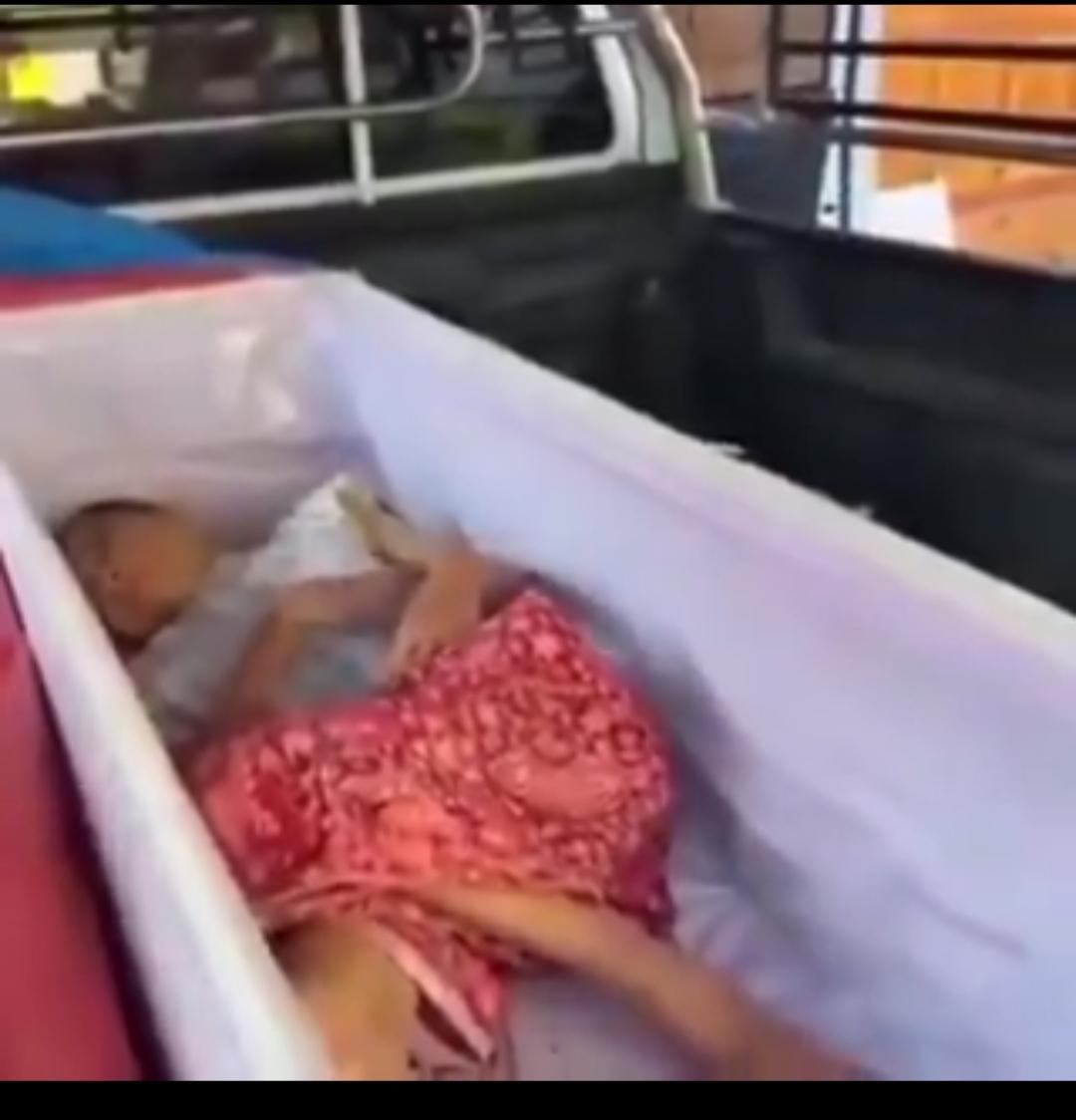 泰国一名65岁女性在火化前几分钟苏醒，敲响棺材求救。