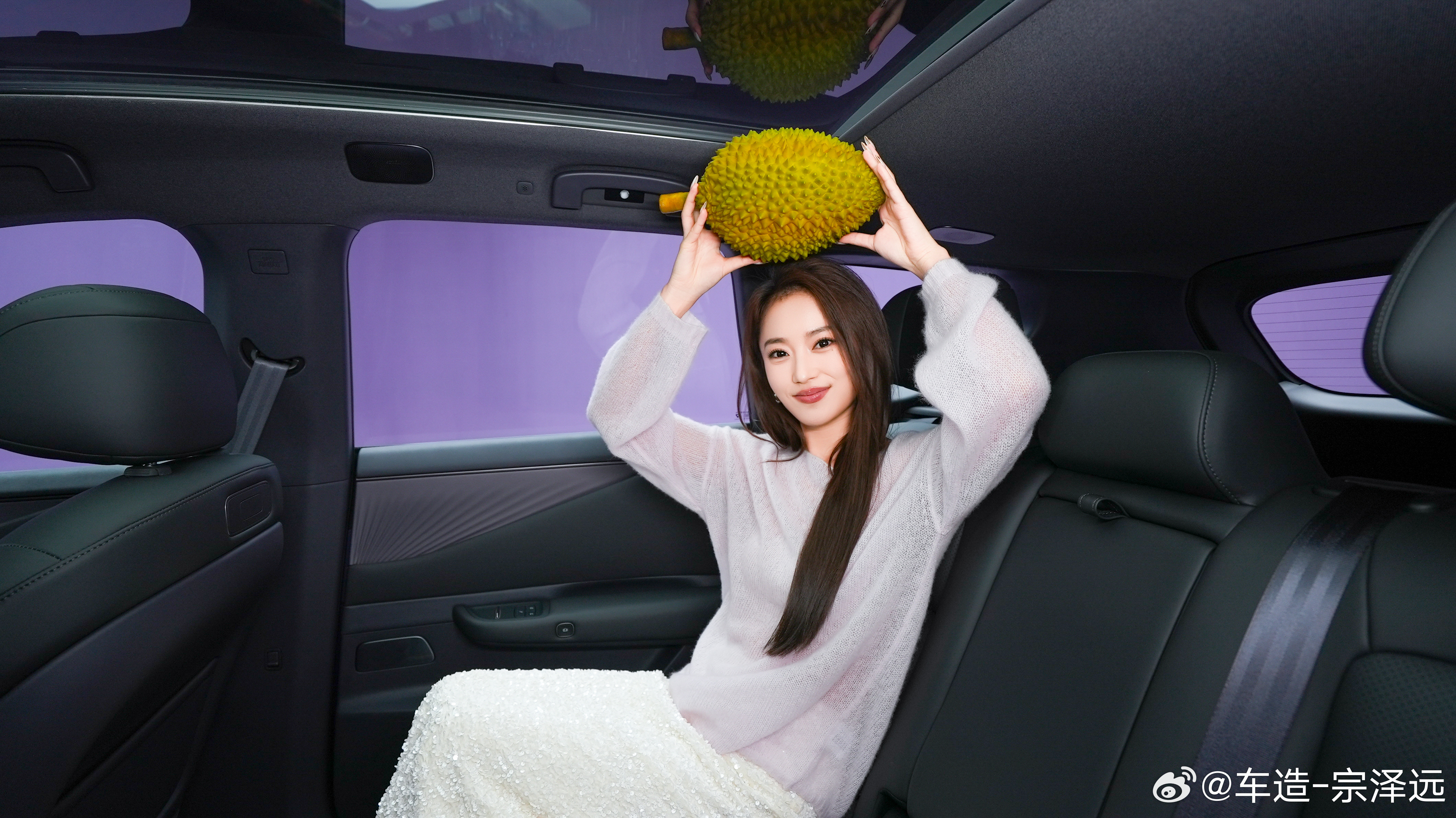 最近刷到日产NX8对空间的营销，简直天才!让媒体坐在后排模拟了三个场景，头顶榴莲