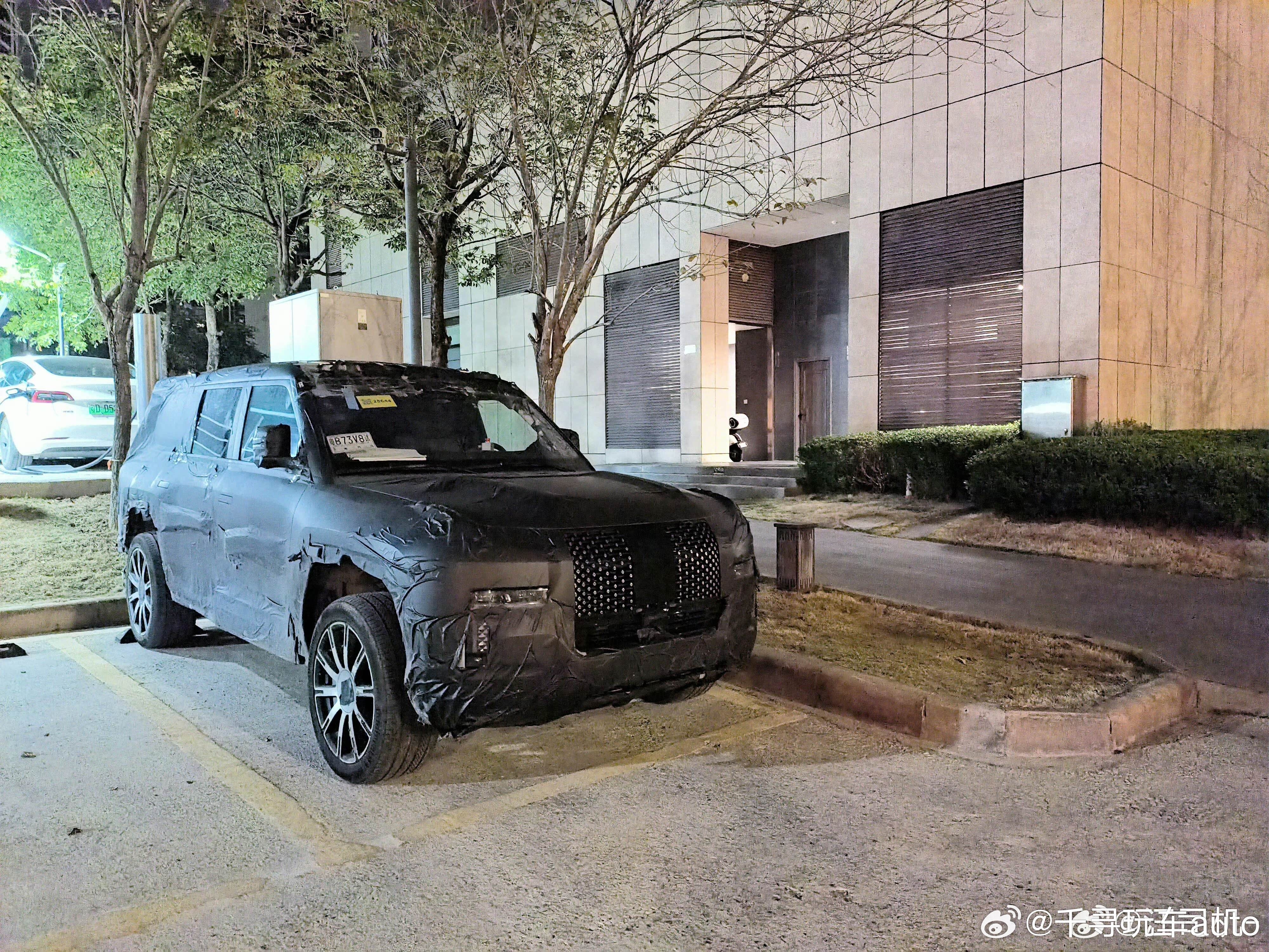 近日有网友曝光了仰望U8加长版的谍照，说实话，这个价位，越不越野是一回事，但走到