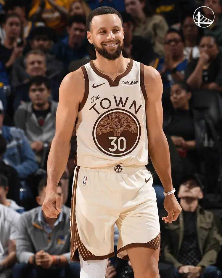 北京时间12月23日，NBA常规赛继续进行，金州勇士队（15胜15负）收获连胜。