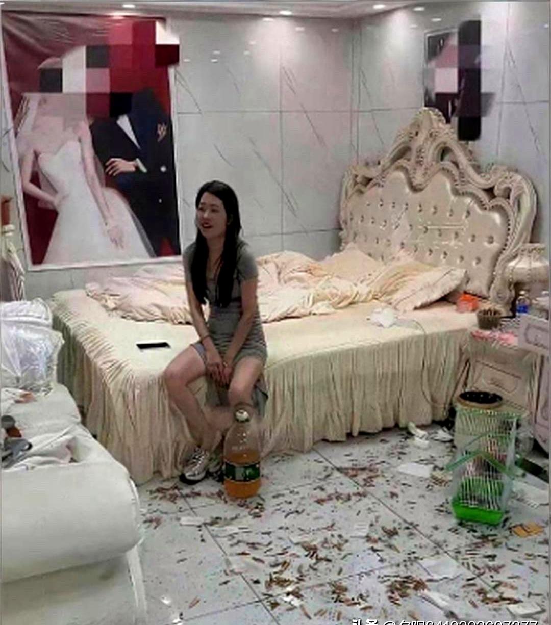 闹洞房亲戚走了新郎收拾垃圾，没想到在瓜子壳糖纸堆里翻出一张皱巴巴纸条，上面竟然写