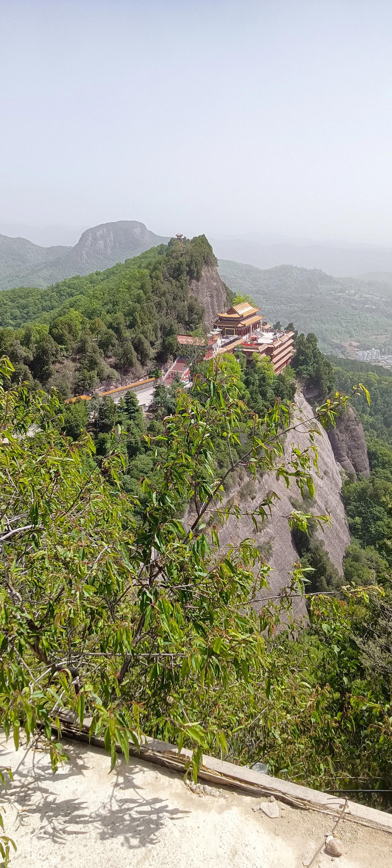 上联：雾散山峰秀，求下联：烟消柳岸青。