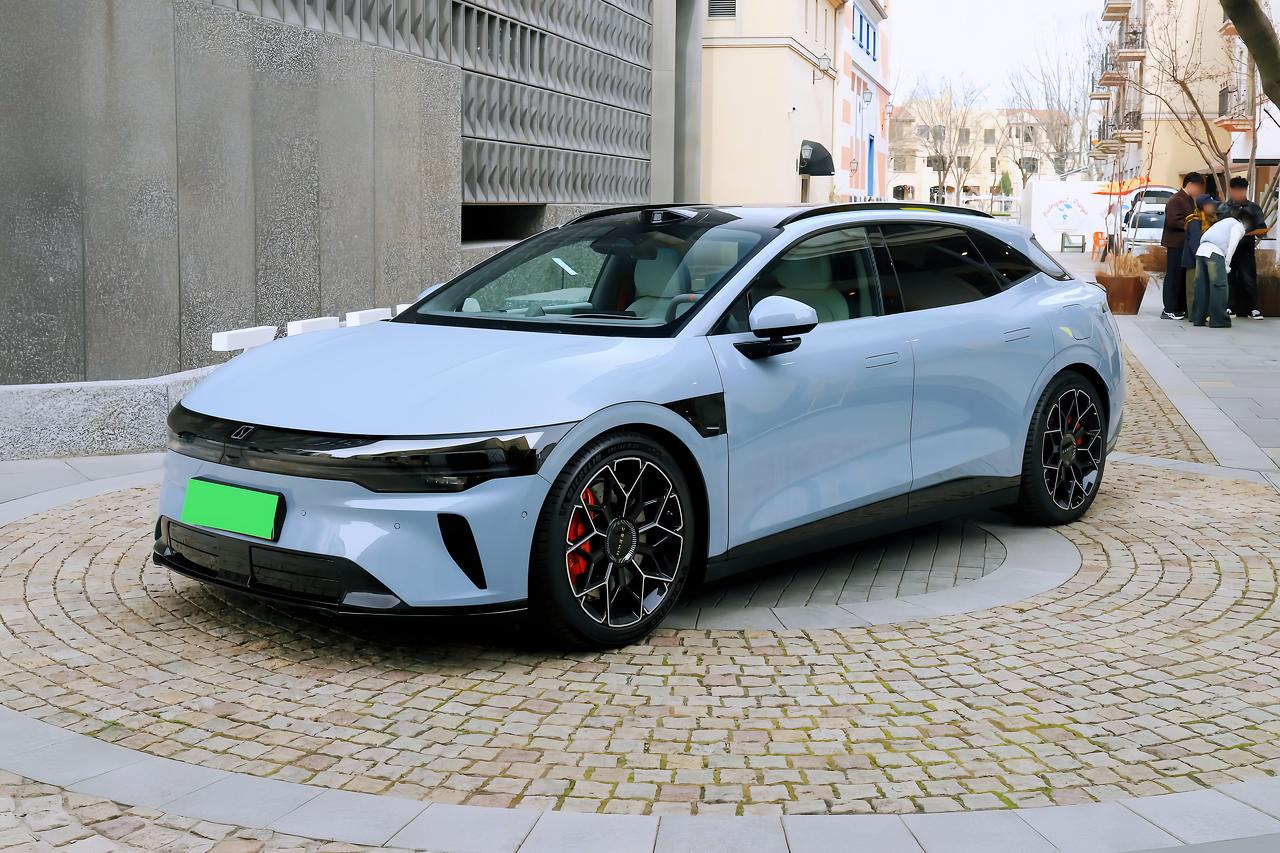 我个人觉得极氪007G这车现在关键的不是帅不帅，而是到底怎么定价、给不给像样的权