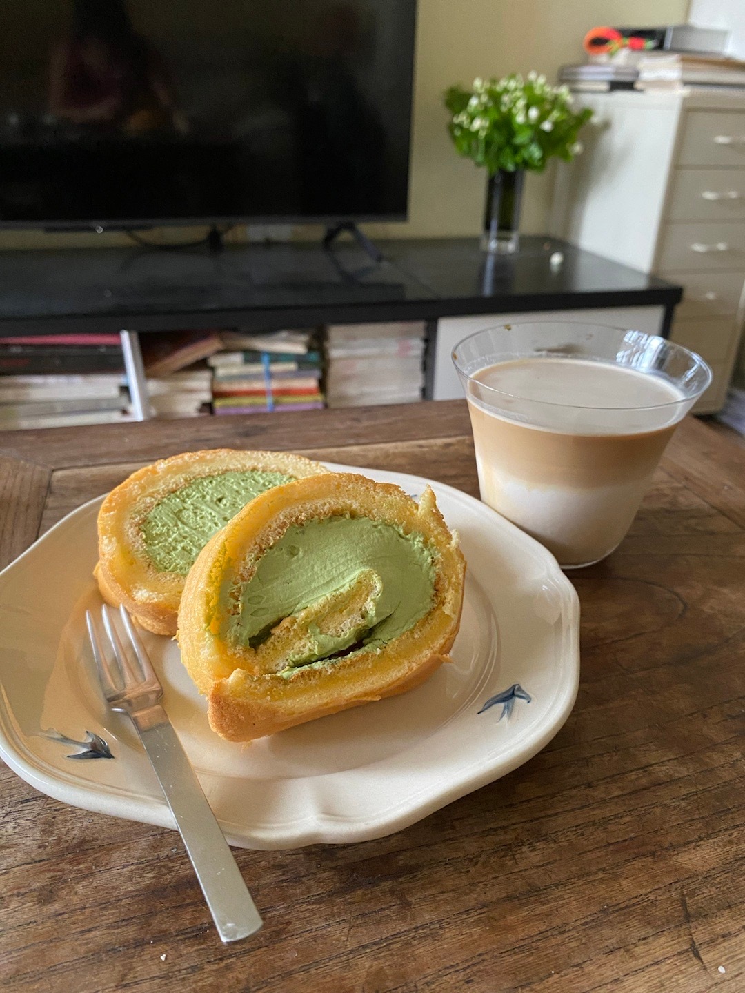 做了柠檬抹茶瑞士卷，放了好多奶油，过瘾啊🍵今日早餐
