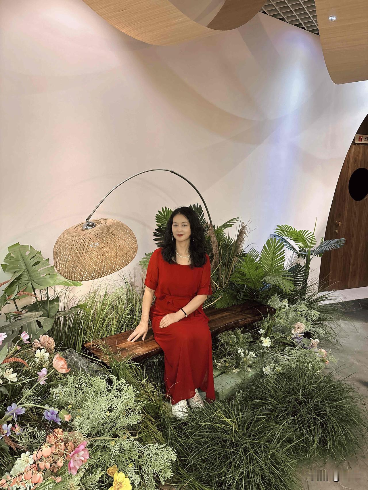 我50多岁了，穿衣服越来越喜欢红色了。

我觉得鲜艳的颜色穿戴身上确实令人心情愉