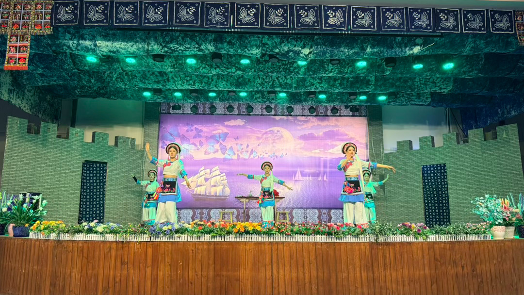 早上被大雨打乱原定计划，改了行程来到白族园避雨，听白族金花介绍白族民居，看一场热