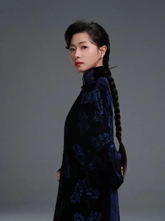 果然眼光独到！朱雀堂 里万茜饰演的英姐一袭长衫造型太绝了，纯净美貌与英姿飒爽完美