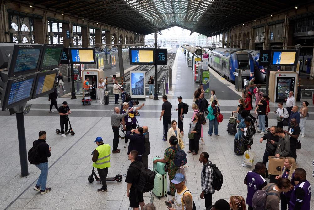 【#法国高铁推出无儿童静音区引争议#】法国国营铁路公司近日在其部分高速列车上推出