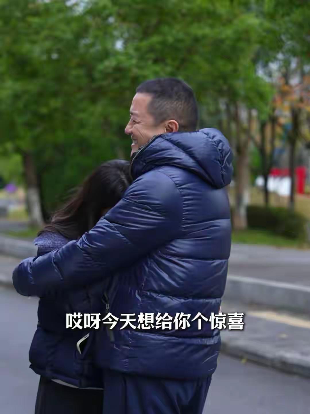 54岁的李亚鹏离婚后状态不错，事业没受影响。12月5日他发视频记录在四川见第四个