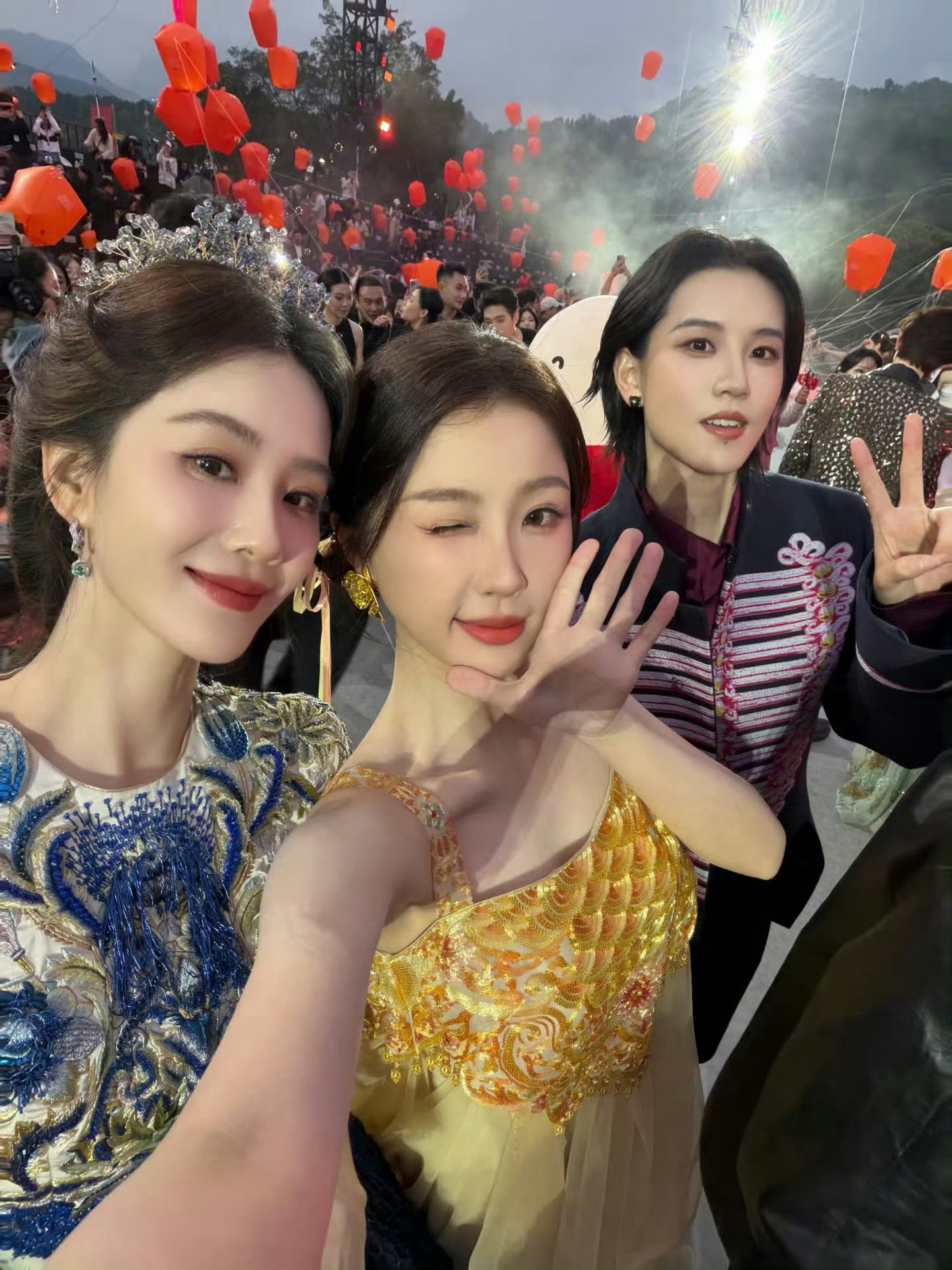 虞书欣发了和刘诗诗、陆柯燃的合照，合照的时候祝绪丹就站在旁边，毕竟祝之前那样，是