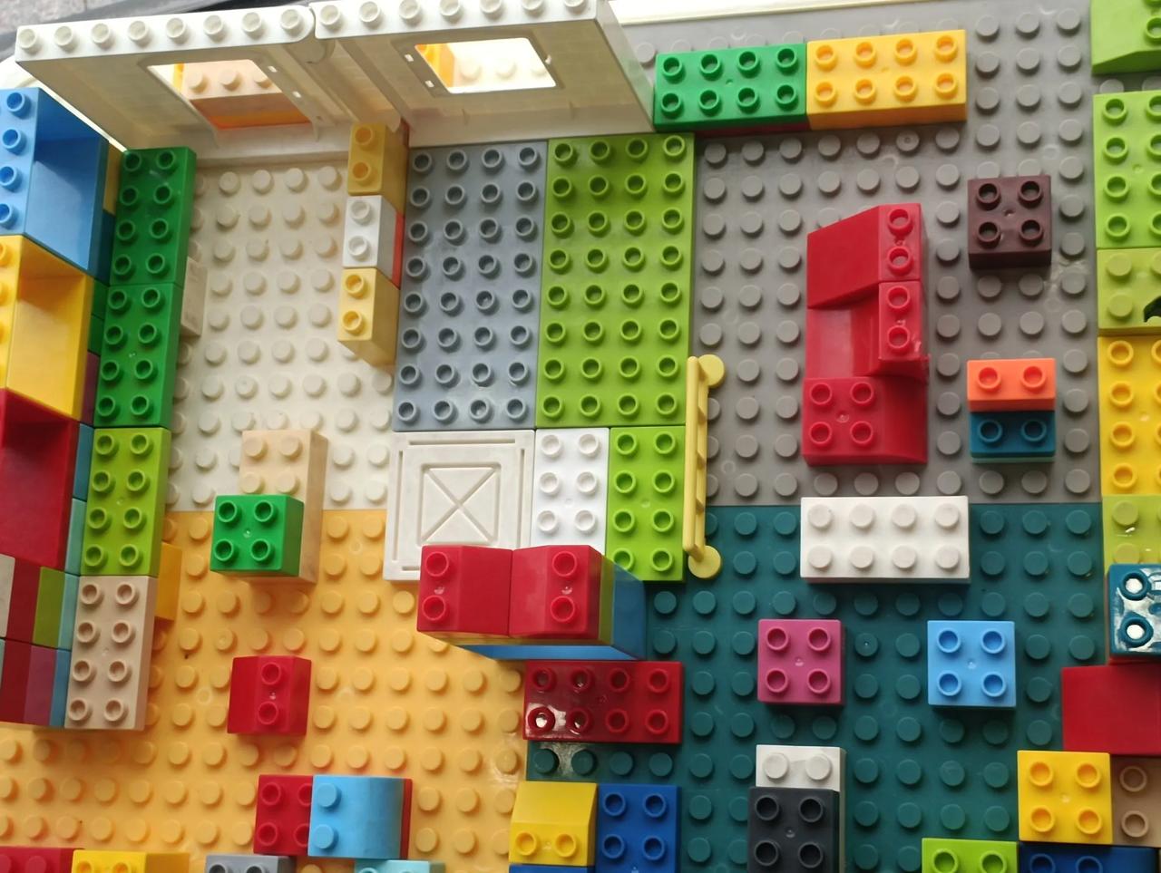 老少皆宜，其乐无穷！
   昨天上午，陪着小孙子玩，我也下手摆设了几下，别说，还