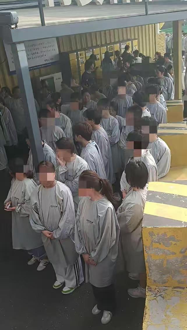 考的什么还要这么穿