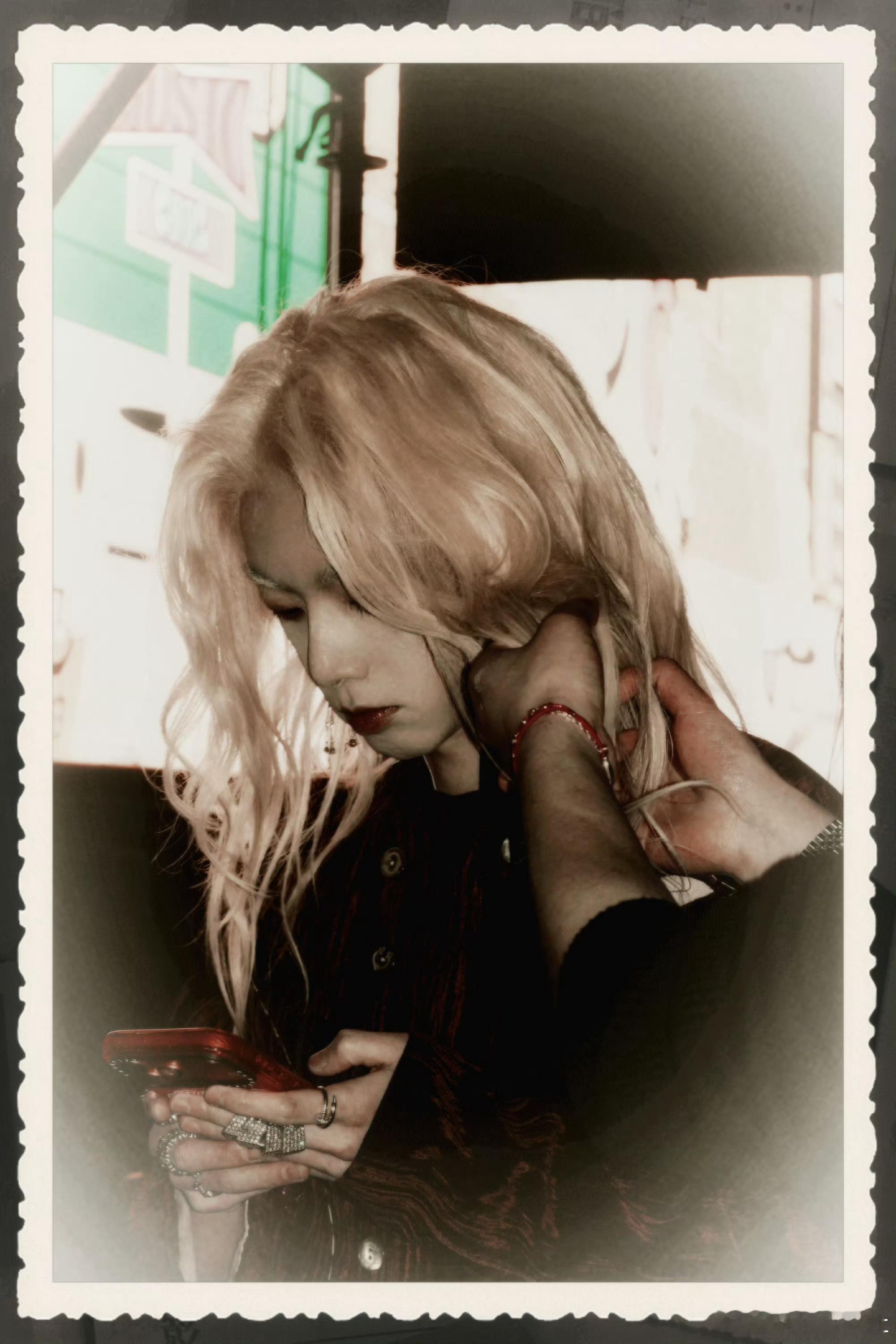 华晨宇发文致歉演唱会延期火星乐园2.0，从第一次选址、第一张草图，到灯光、音响、