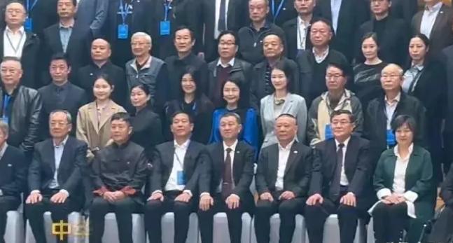 最近，相声界发生了一件大事儿——郭德纲当选为中华文化促进会副主席！这个消息一出，