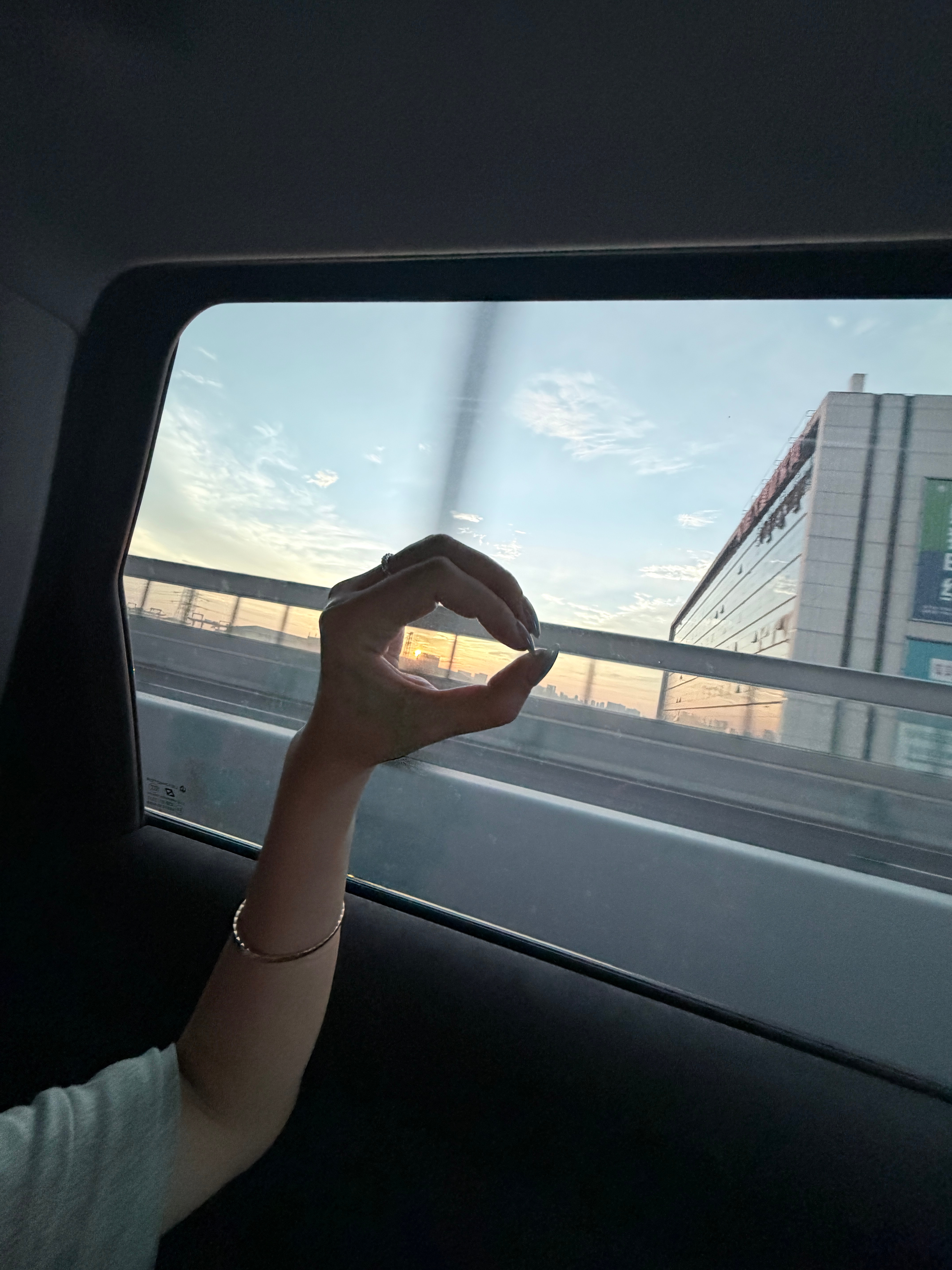 旅行中的至幸福时刻赶晚班机到又坐顺风车回杭醒来的时候窗外是日出和朝霞🎧里还有喜