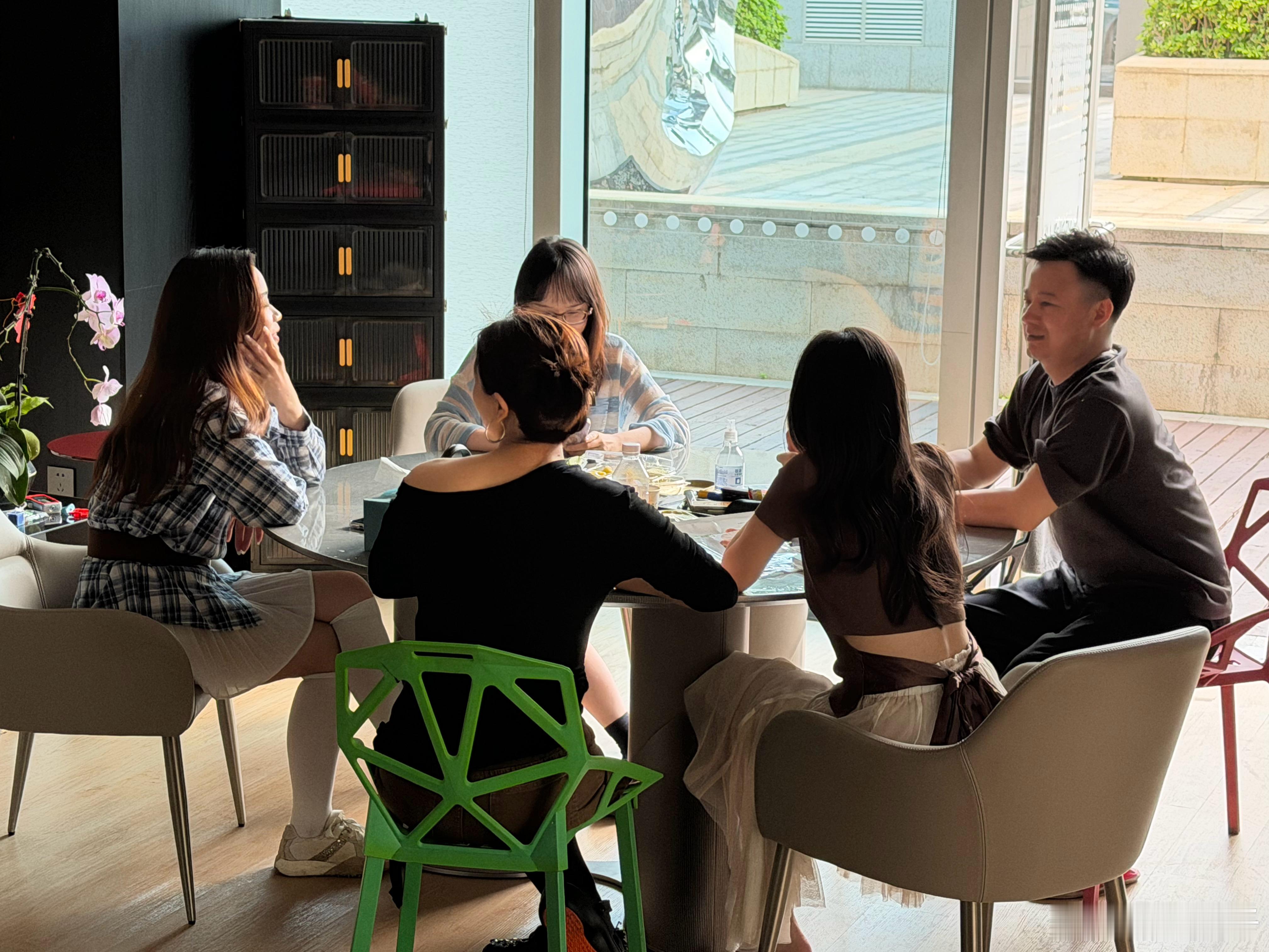 今天的女粉丝见面会吗？又来了一波女粉丝，强哥在帮我接待，大胡子也是好起来了