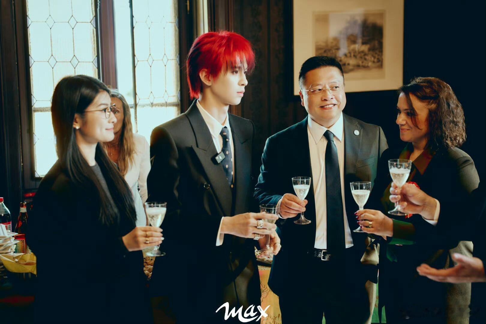 十个勤天 何帅已经走出国际了看到第一张图，我嘴里的wc就出来了太牛了这比例十个勤