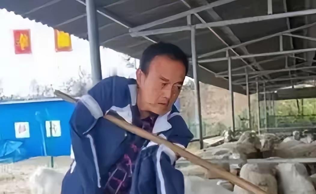 2003年，上门女婿刘斌意外失去双臂，丢掉工作的他被妻子一家扫地出门，带着年幼儿