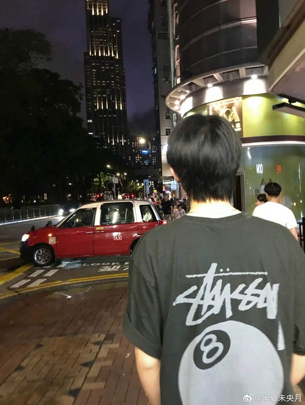 陈添祥[超话]向全世界安利陈添祥🍊 陈添祥这背影看着有点眼熟啊，肩膀、身形、走