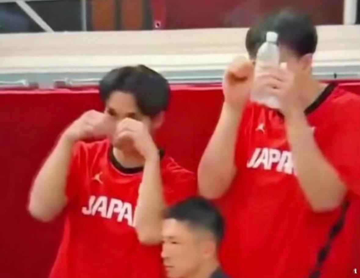 中国男篮惨败被日本球员嘲讽输球又遭挑衅！日本球员赛后模仿哭泣动作，男篮的失利更该