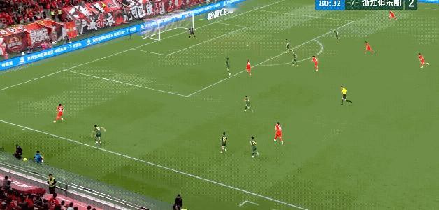 浙江队门前这么多防守球员都在干嘛呢？眼睁睁看着上海海港球员门前轻易交换身位打进进