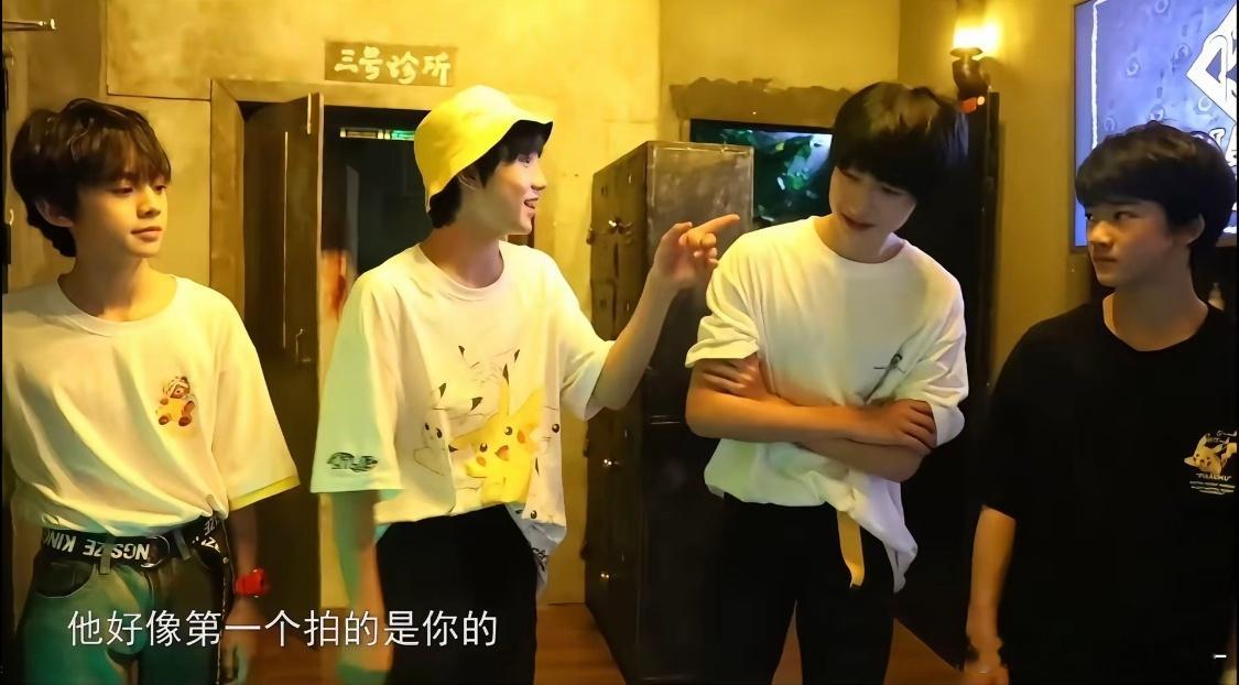 这就是我们大名鼎鼎的he4嘛？还有边上两个眉来眼去干啥呢 